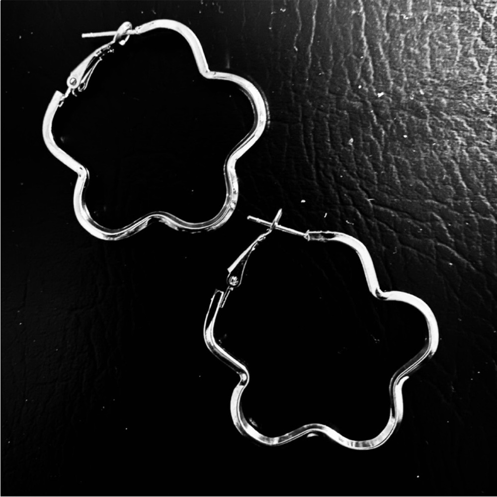 Silver Floral Hoop Earrings NEW - Picture 3 of 3